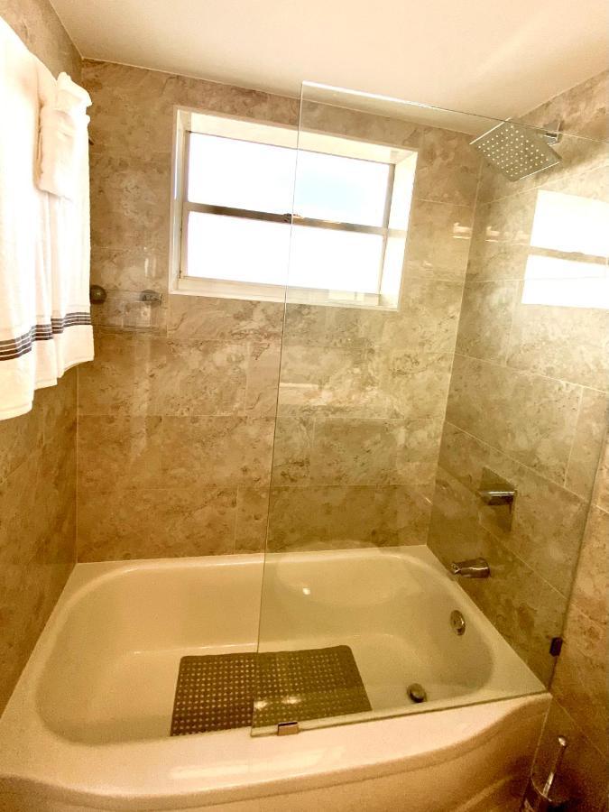Modern Waterfront Apartment With Miami Skyline View, Free Parking 5 Mins Drive To Miami Beach Luaran gambar