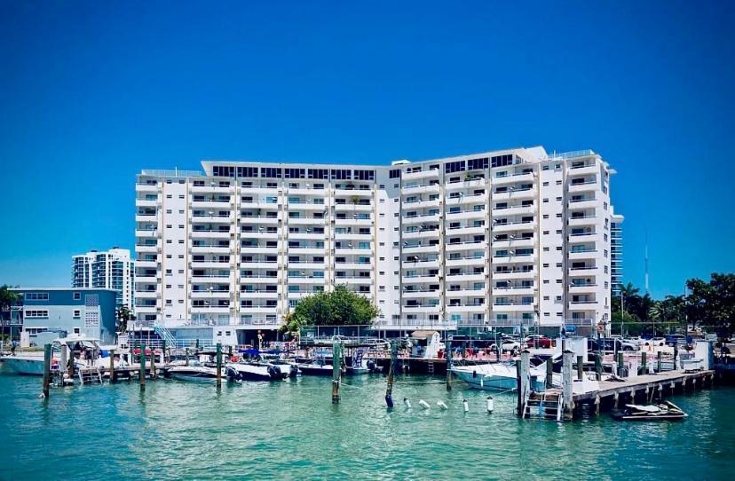 Modern Waterfront Apartment With Miami Skyline View, Free Parking 5 Mins Drive To Miami Beach Luaran gambar